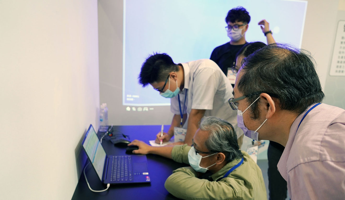 第二關是企業工廠，設置在「智慧製造資安示範場域」，在關主說明後，大家馬上發現電腦畫面有玄機，立刻就開始展開調查啦！