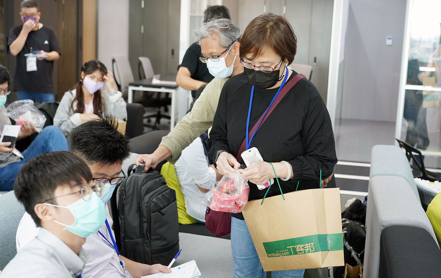 在完成六個關卡的挑戰後，大家陸續回到沙發區休息一下，順便享用一下剛才通關獲得的台南特色小點心來補充能量。