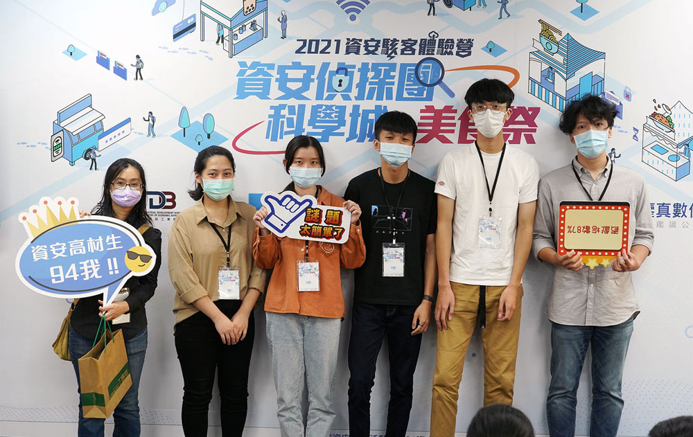 其他組也上台分享心得並留下合影～上面是 A 組！