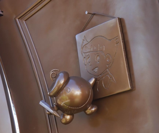 澀谷打卡新景點《哆啦A夢 未來之門》紀念碑登場，藤‧F‧不二雄11大重要角色集結