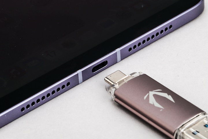 將 Lightning 連接埠改為 USB Type-C 埠，方便外接其他裝置，如隨身碟、相機，並可帶來較前一代更快的傳輸速度。