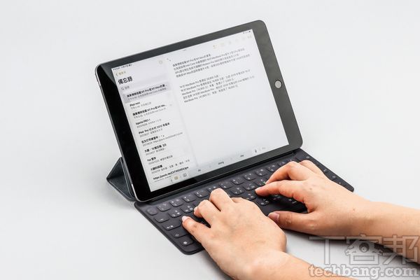 選購聰穎鍵盤配，讓 iPad 更利於長時間打使用。