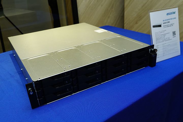 同樣是今年推出的 ASUSTOR 專業儲備雲系列 Lockerstor 12RD（ AS6512RD）。