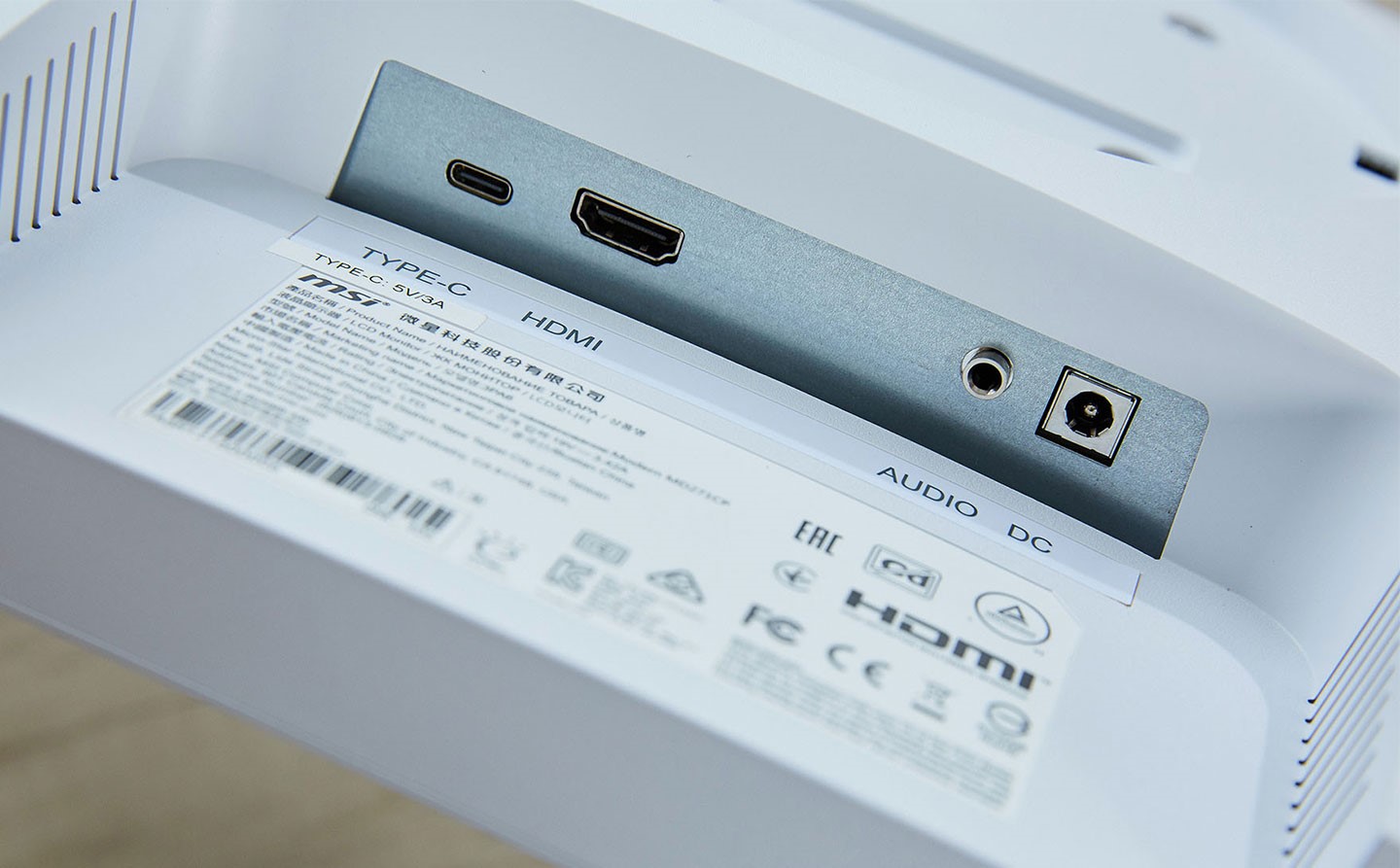 Modern MD271CPW 規劃了 HDMI 與 USB-C 兩種視訊介面，同時也提供 3.5 mm 的音源輸出與電源連接。