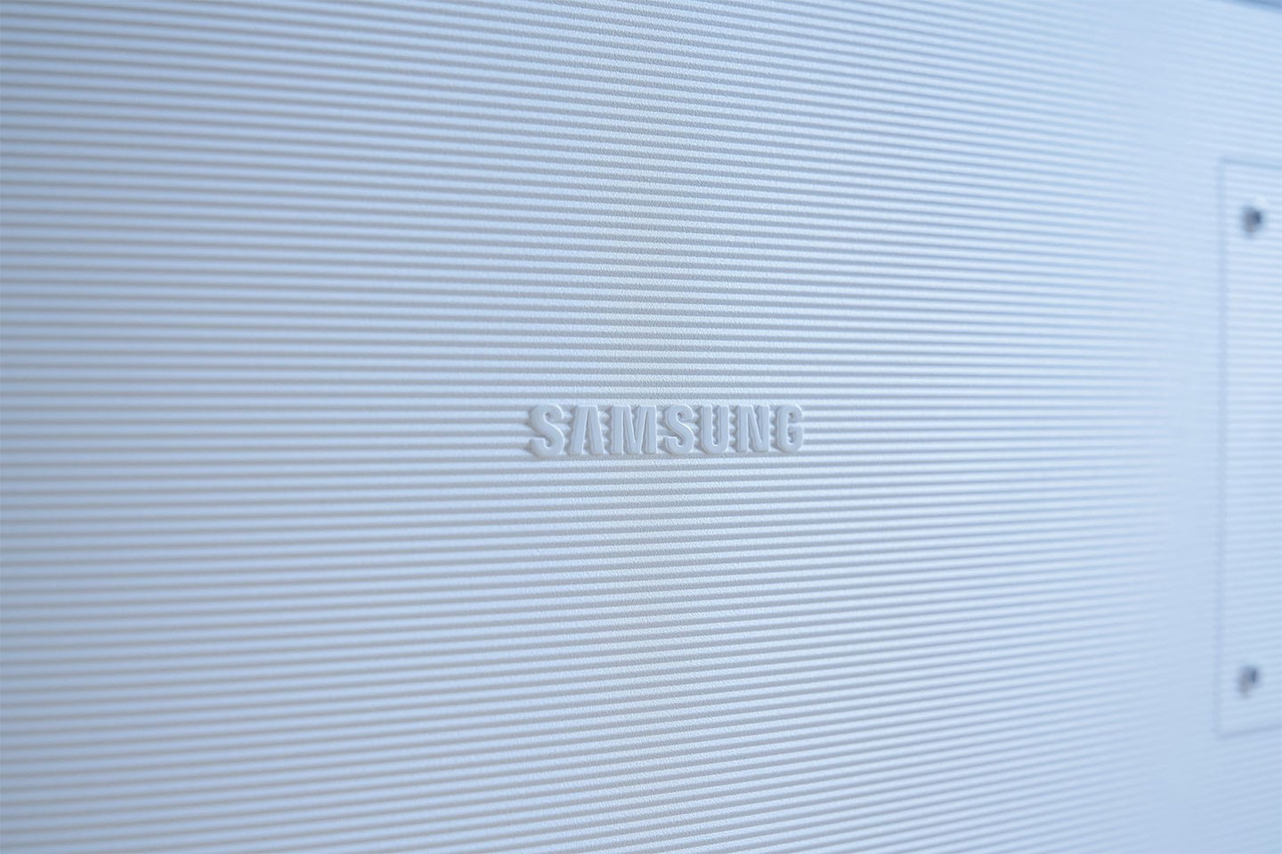 M7 的機身背面是由細緻的橫條紋所構成，位於左側的 Samsung Logo 以類石雕的手法呈現，低調透露出上乘的質感。