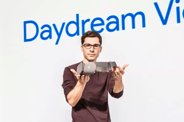 Clay Bavor在發布會上展示Daydream View眼鏡。