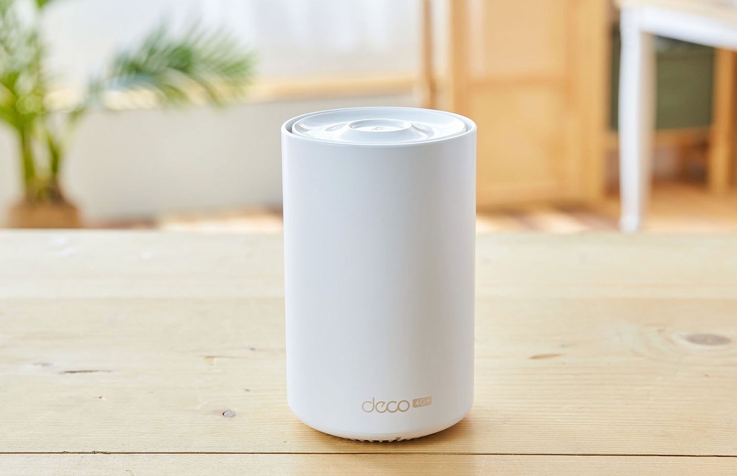 TP-Link Deco X20-4G 版與 Deco 系列的設計風格一致，為全白塗裝與隱藏式天線的圓柱體設計，機身正面底部可以看到 Deco 4G+ 的型號標示。