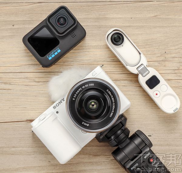  什麼樣的相機可以稱為「Vlog相機」？因應各人自媒體興起，Vlog 相機產品開始大行其道，其實只要是能幫助創作者更容易拍攝出 Vlog 影片的產品，廣義上來說就屬於 Vlog 相機的範疇。