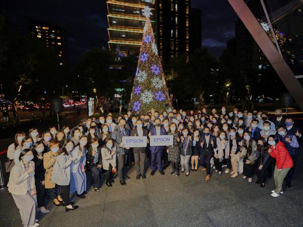 Epson點亮臺北南山廣場聖誕樹 打造銀白雪花的許願星空