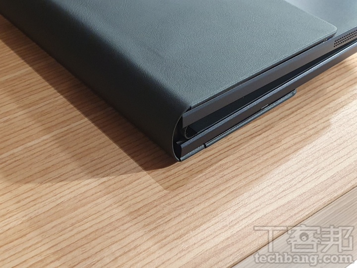 Zenbook 17 Fold OLED 的轉軸機構具備超過 30,000 次以上的摺疊耐用度，但是蓋上時並非完全貼合，而有較大的縫隙跟厚度。