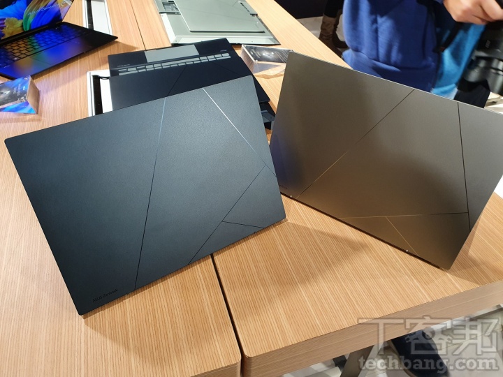ASUS推出Zenbook 14 OLED，還有附帶小螢幕的軍規太空版本