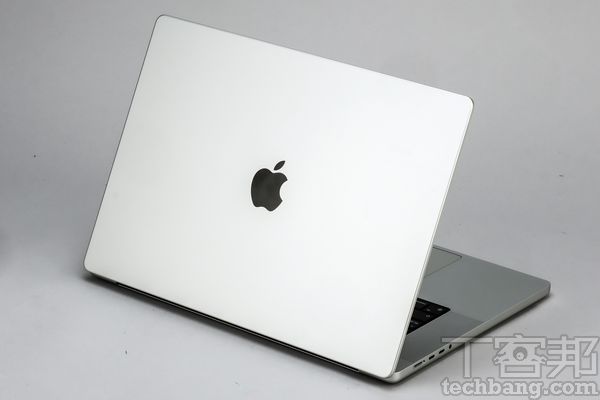 新款 MacBook Pro 16吋採用全新的外型計，很像從前的 PowerBook 風格，且 Apple 標誌變大許多，機身同樣有太空灰及銀色可以選擇。