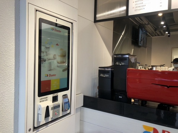 來源：程倚華攝影 新丹堤店鋪導入自動點餐機。