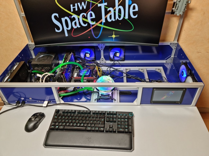 HW-Spacetable內部空間可以容納2台桌上型電腦，桌面右側前方還可安裝7吋小型觸控螢幕。
