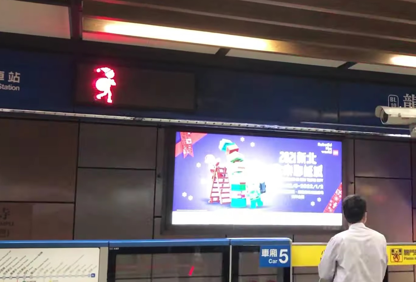 台北捷運閘門「擁擠度燈條」龍山寺月台上架測試，車選擇空閒車廂更直覺