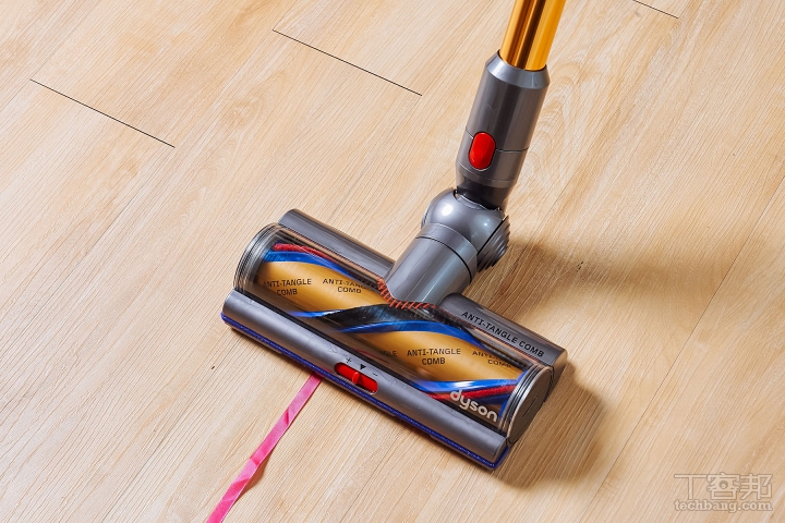 濕抹布擦地板沒有你想像得乾淨！吸力強勁的吸塵器才是同時解決髒污和細菌的最佳工具