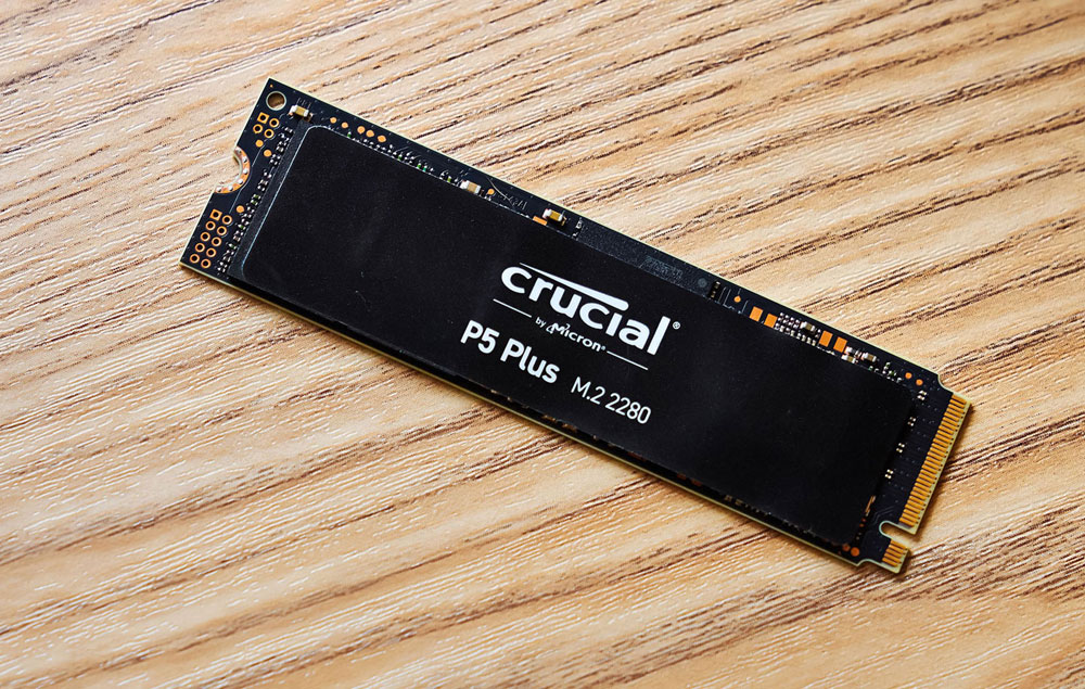 Crucial P5 Plus 產品本體面，採用的是 M.2 2280 的尺寸，面貼有標籤貼紙作為 NAND 顆粒與控制器的保。
