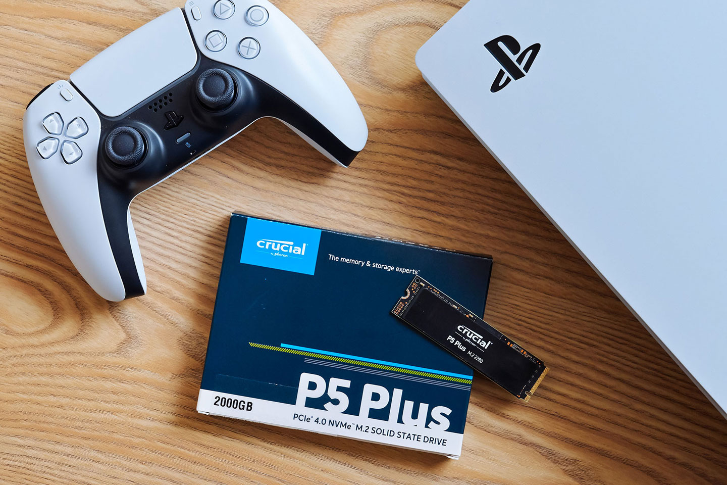 透過美光 Crucial P5 Plus 可以一次升級 PS5 的儲容量，同時取效能也能符合 PS5 系統的規格，甚至速度更勝內建 SSD！