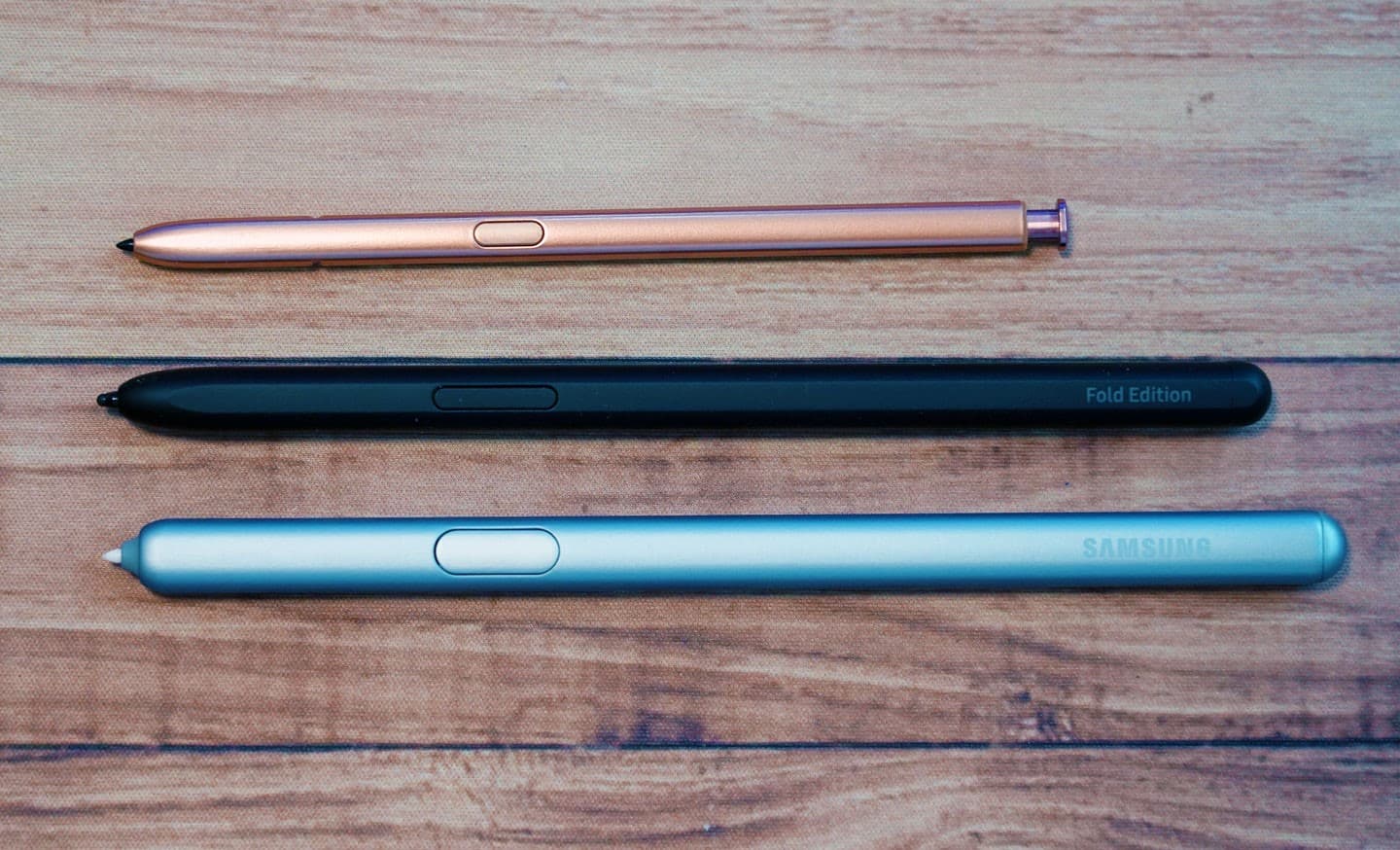 三星 S Pen 目前已經在多個產品線出現，上圖由上到下分別為 Galaxy Note 20 Ultra、Galaxy Z Fold3 與 Galaxy Tab S6 各自配的 S Pen。