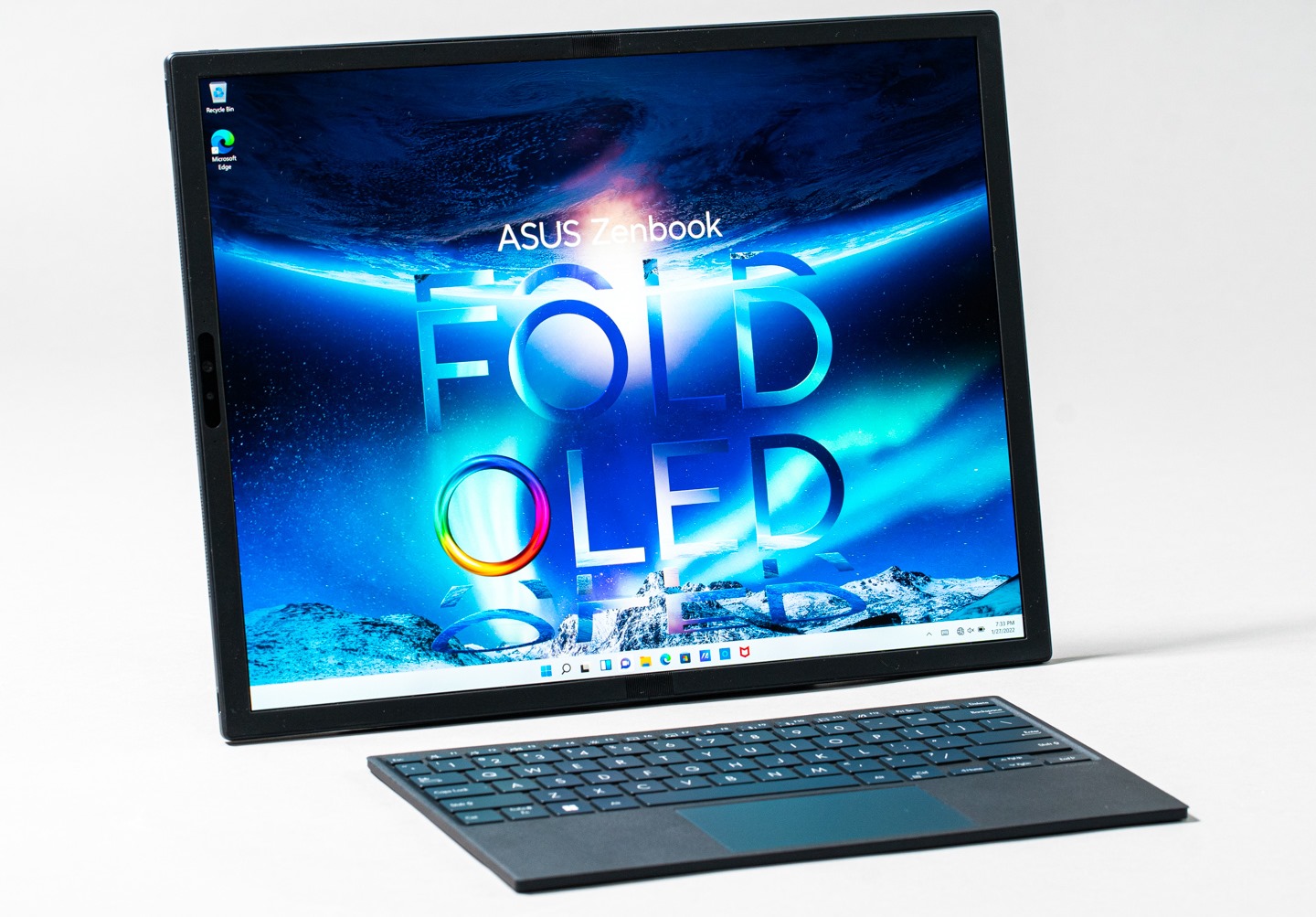 Intel也提到2022年將有更多折疊電問市，例如載可摺疊17.3吋OLED觸控螢幕的ASUS Zenbook 17 Fold OLED摺疊式電，能夠無換平板、電使用模式。