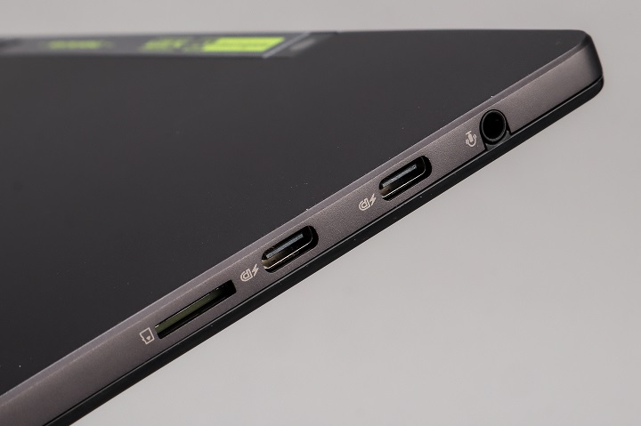 機身左側則有兩組 USB 3.2 Gen2 Type-C 埠，可支援外接顯示裝置及 PD 充電，此外，還有 3.5mm 耳麥孔及 microSD 讀卡機。