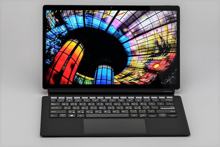 13.3 吋、Full HD 解析度的 OLED 螢幕，具備 100% DCI-P3 廣色域，可呈現更真實的色彩，黑階的效果也會更出色。