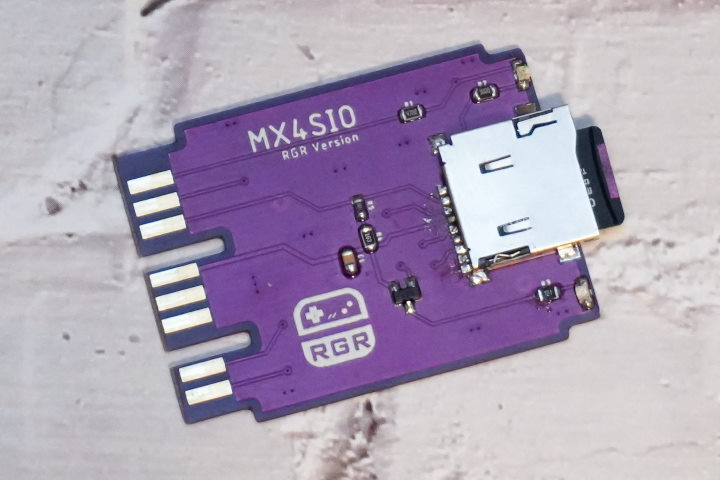 MX4SIO套件可以讓PlayStation 2主機讀取microSD記憶卡，並配OPL虛擬光碟使用。