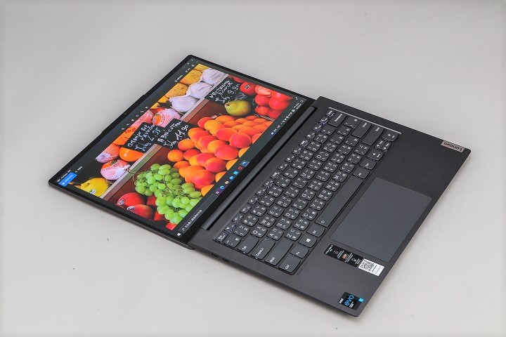 近年 Lenovo 的 Yoga 系列，雖不代表螢幕都可以 360 度翻轉，但又較傳統筆電螢幕更靈活的設計，而此款 Slim 7i Pro OLED 的螢幕則可展開 180 度。