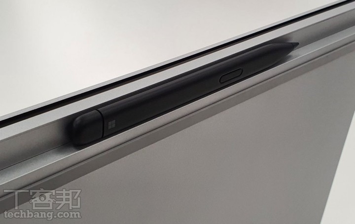 Surface Laptop Studio 下方的凹槽處，好可以吸附 Surface Slim Pen 2，並提供無線充電功能。