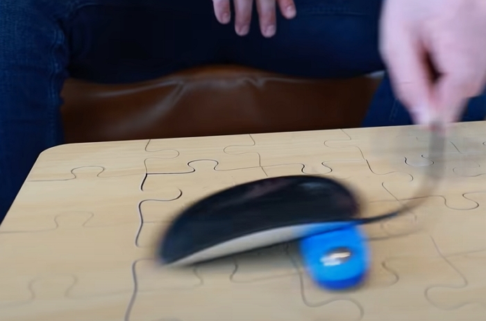 達人改造蘋果巧控滑鼠：可以一邊使用一邊充電了