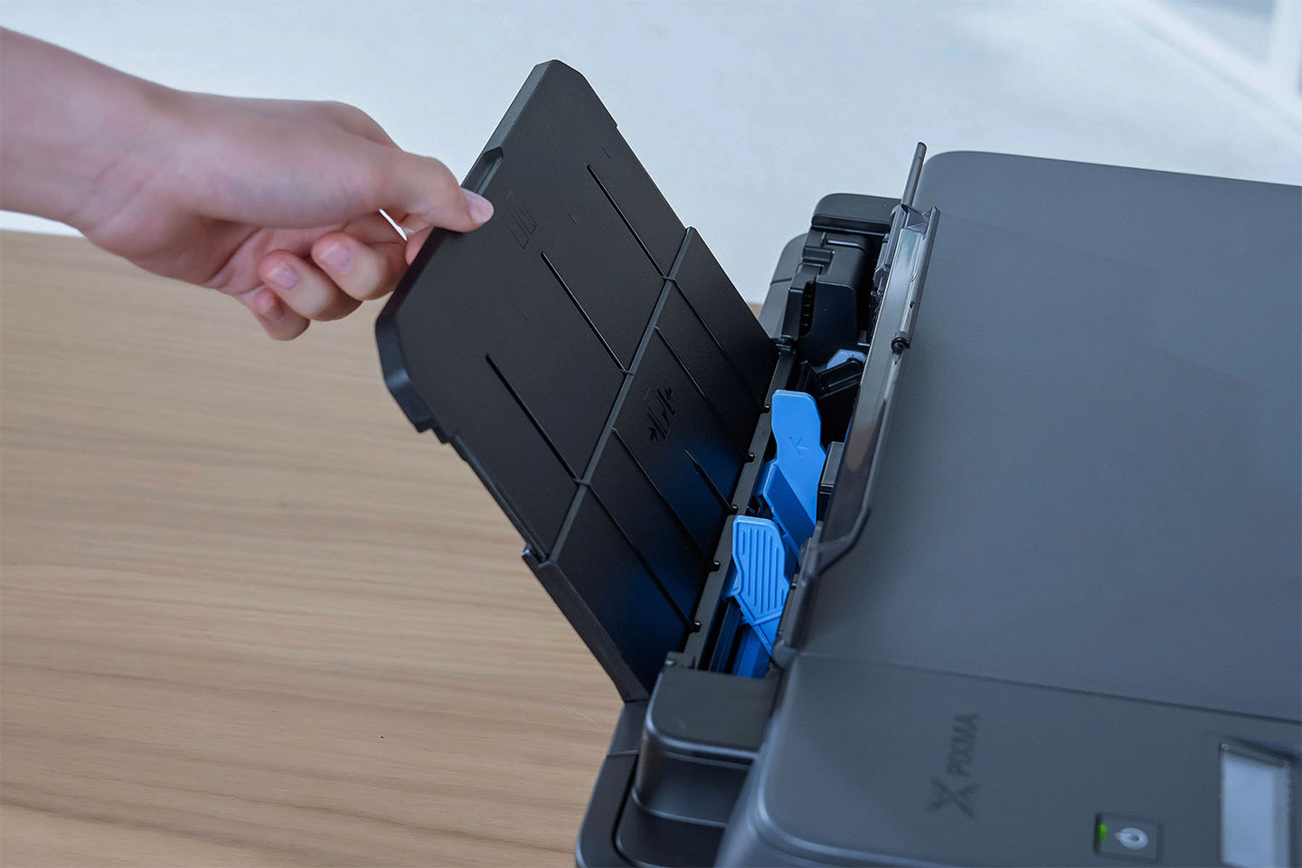 進紙槽可向上展開，並透過藍色的紙夾來調整列印紙張的尺寸，值得一提的是 Canon PIXMA G3020 可支援最長 1200 mm 長度的紙材，增加使用的彈性。