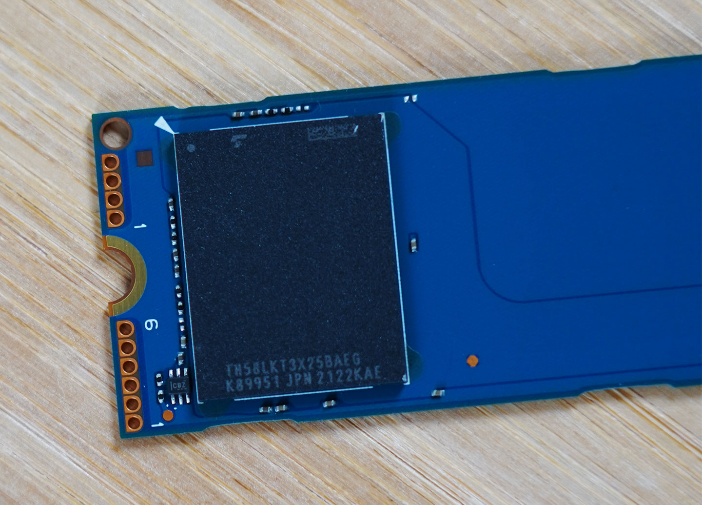 單顆 NAND Flash 晶片型號為 TH58LKT3X25BAEG，容量為 1TB。