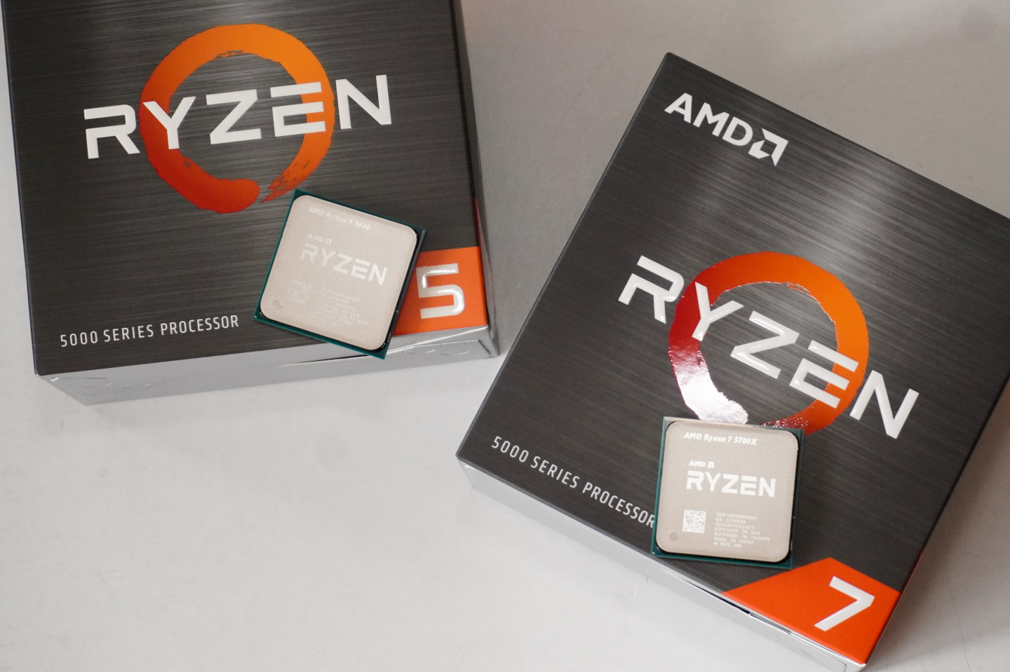 這次的測試樣品為Ryzen 5 5600、Ryzen 7 5700X2顆處理器。