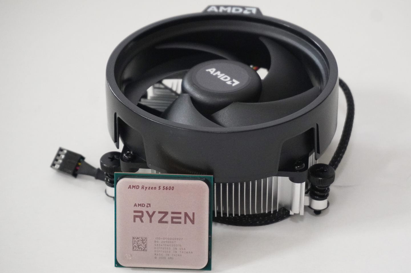 Ryzen 5 5600盒裝版附有原廠風扇，沒有特殊超頻需求的使用者不需另購散熱器。