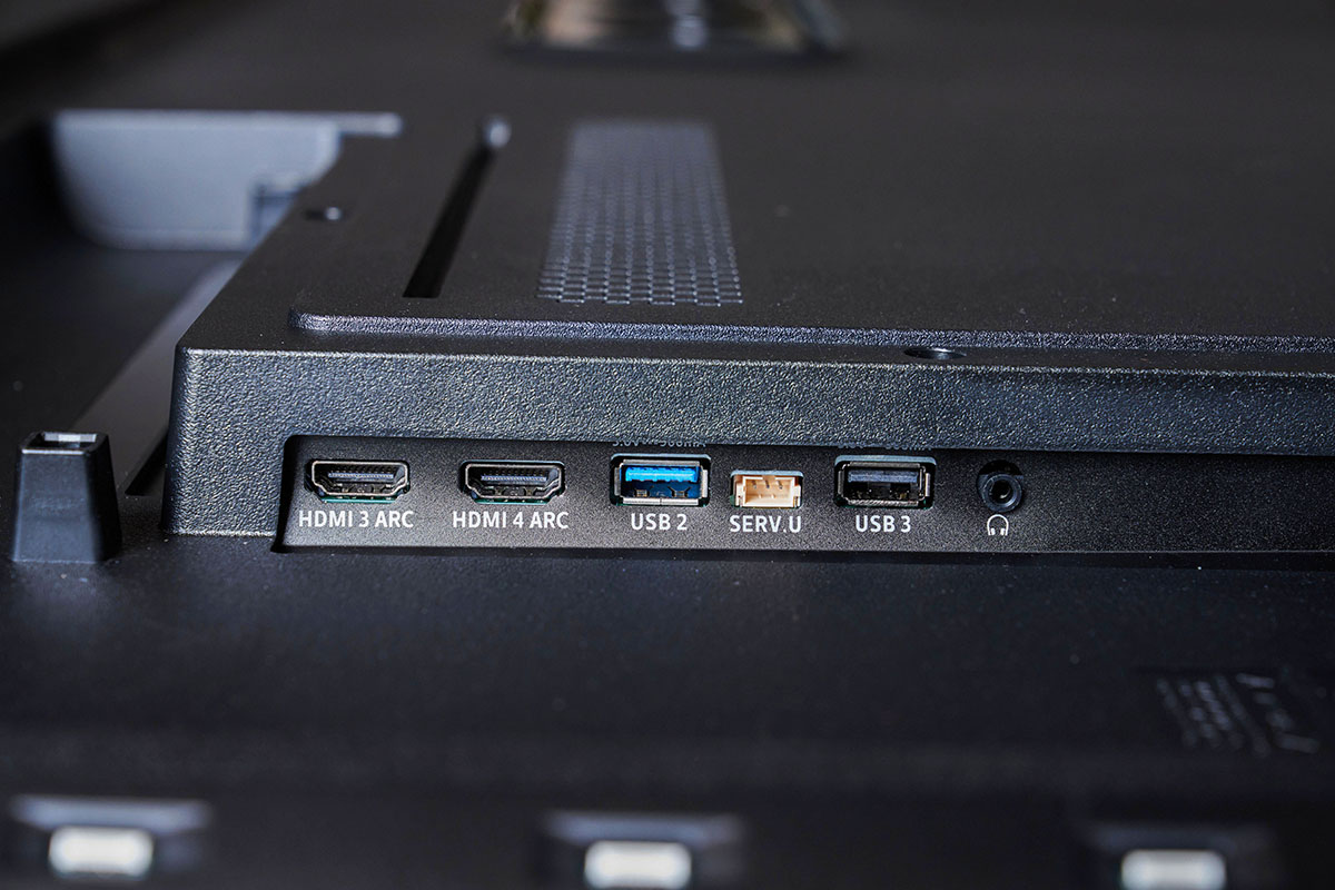 首先是側邊的傳輸介面群，包含兩組支援 ARC 功能的 HDMI 2.1 介面，以及兩組 USB 3.0 端，加上 3.5mm 耳機輸出介面。