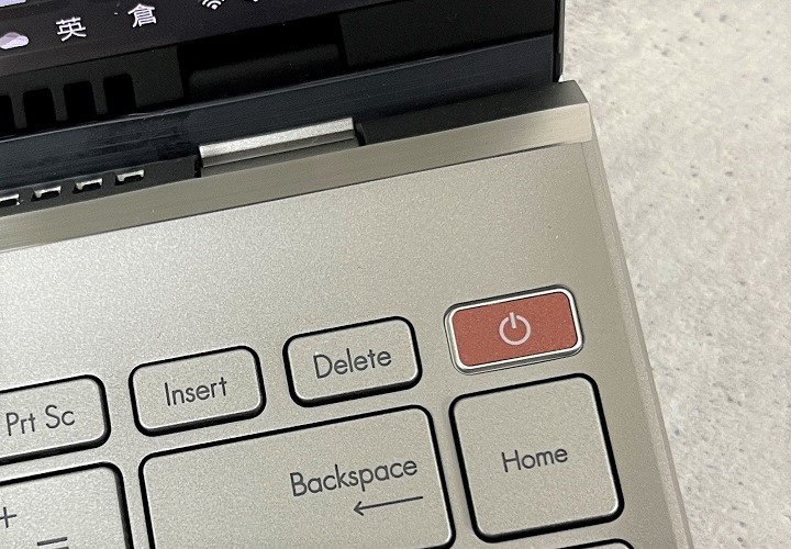鍵盤右上方的開機鍵，結合指紋辨功能，可配 Windows Hello 功能，做為生物密碼使用。