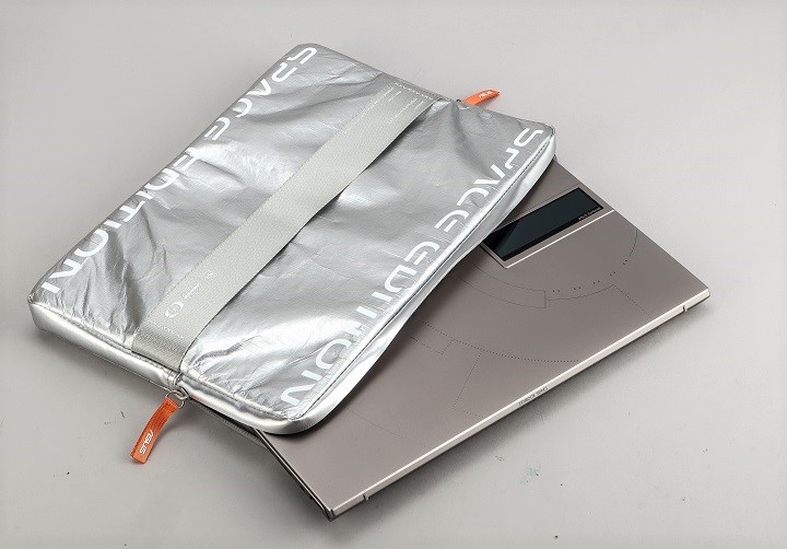 太空包造型的電包，也是指定機型的盒裝配件之一。