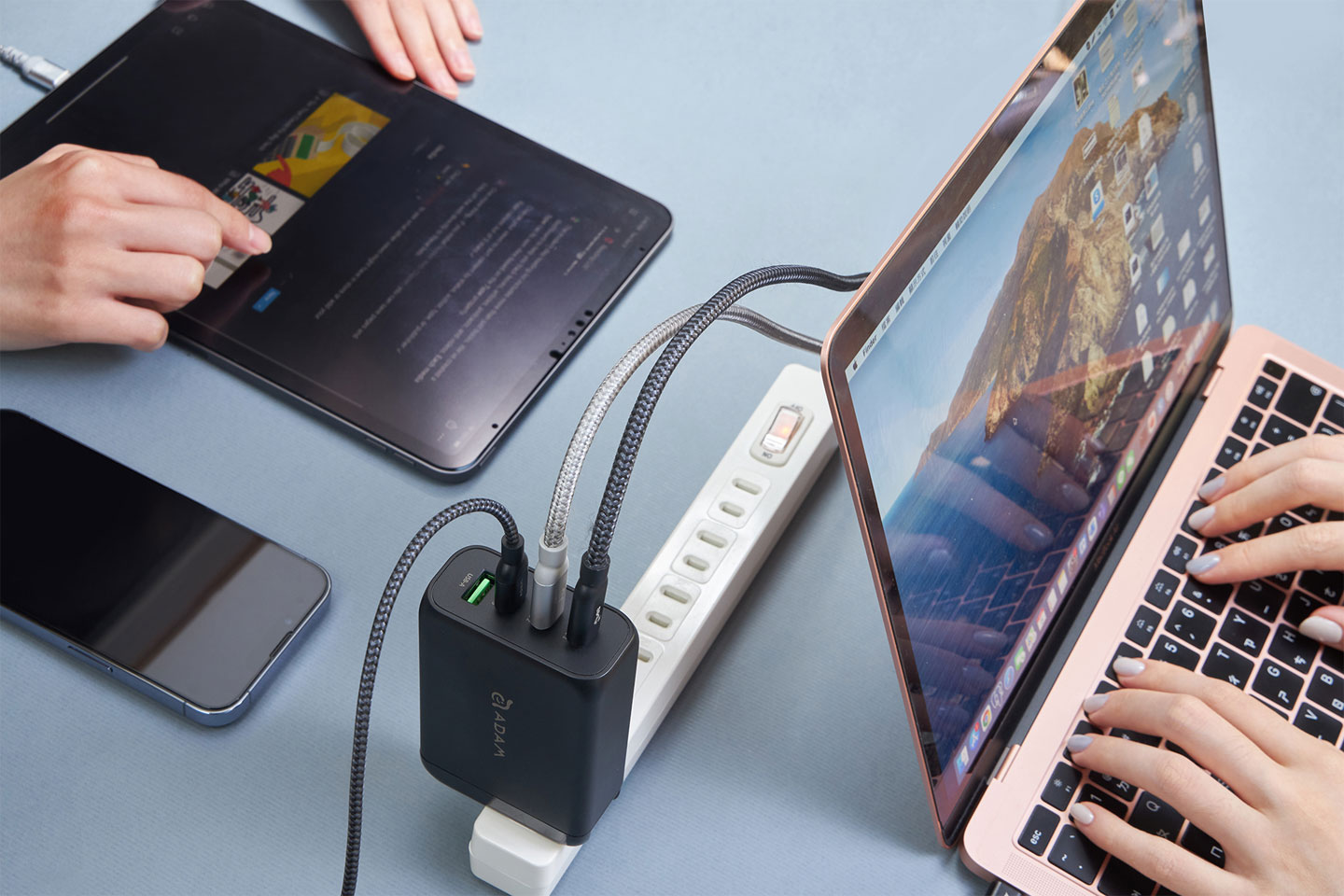 亞果元素 OMNIA Pro 1 除了多埠計，同時充電也有不錯的功率，三個 USB-C 同時運作來說，USB-C1 可達 60W 能符合 MacBook 的使用需求，另外 USB-C2 與 USB-C3 皆可達 30W 的輸出，配 iPad Pro 與 iPhone 也都綽綽有餘！
