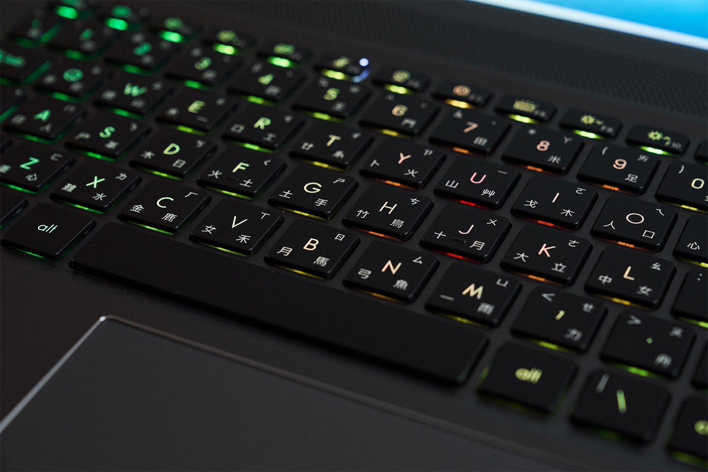 Creator Z16P 的鍵盤為單鍵 RGB 背光計，燈光效果不像電競電那麼炫目，明亮且均勻的背光呈現也是整體內斂計下的一個小亮點。