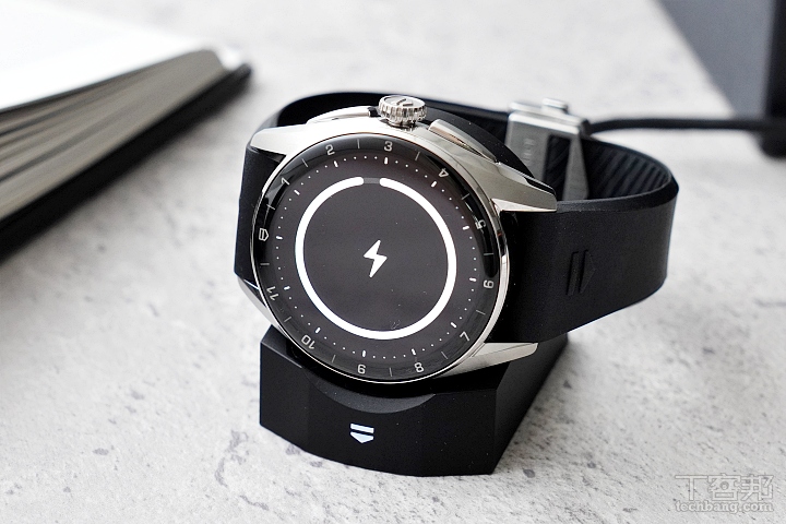 由於具備磁吸定位功能，放上充電座後可以自己對位充電，手錶也會即時顯示充電圖示。