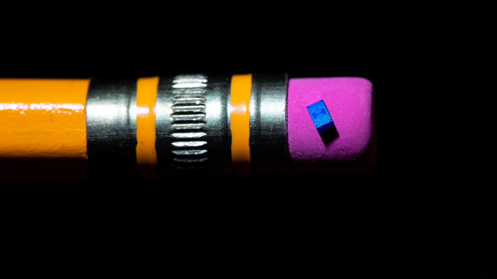 在 2008 年，英特爾的量運算晶片以能於一枝鉛的橡皮擦上持平衡。