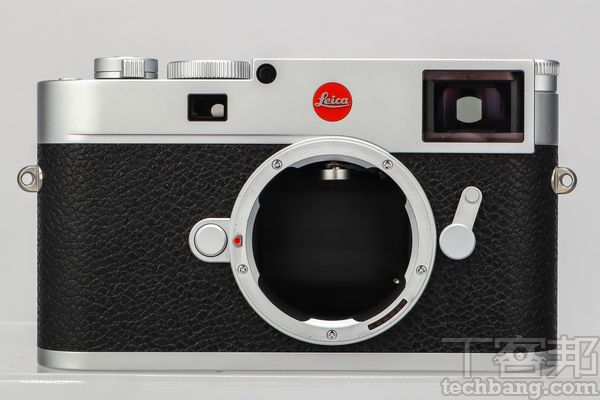 經典造型旁軸相機經典構型可說持了60餘年不變，Leica M11自然也遵循這個傳統，Leica M 接環、旁軸取景器、以及被攝影愛好者們戲稱為可樂標的徠卡品牌Logo，構成了 Leica M11的第一印象。