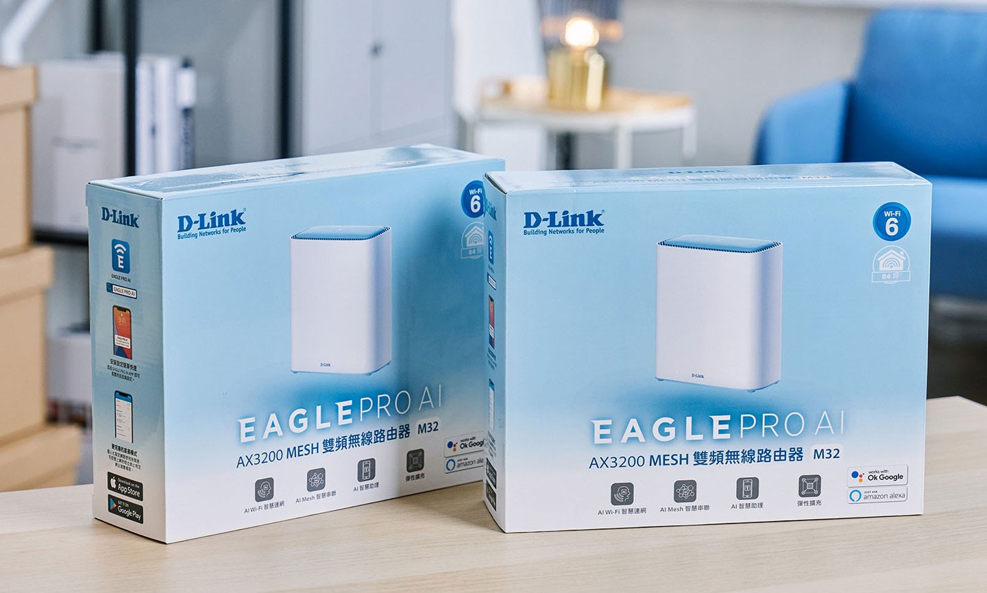 EAGLE PRO AI M32 的包裝盒採用與產品本體相同的藍白雙色,正面可看到產品實機渲染圖與重點功能及規格。