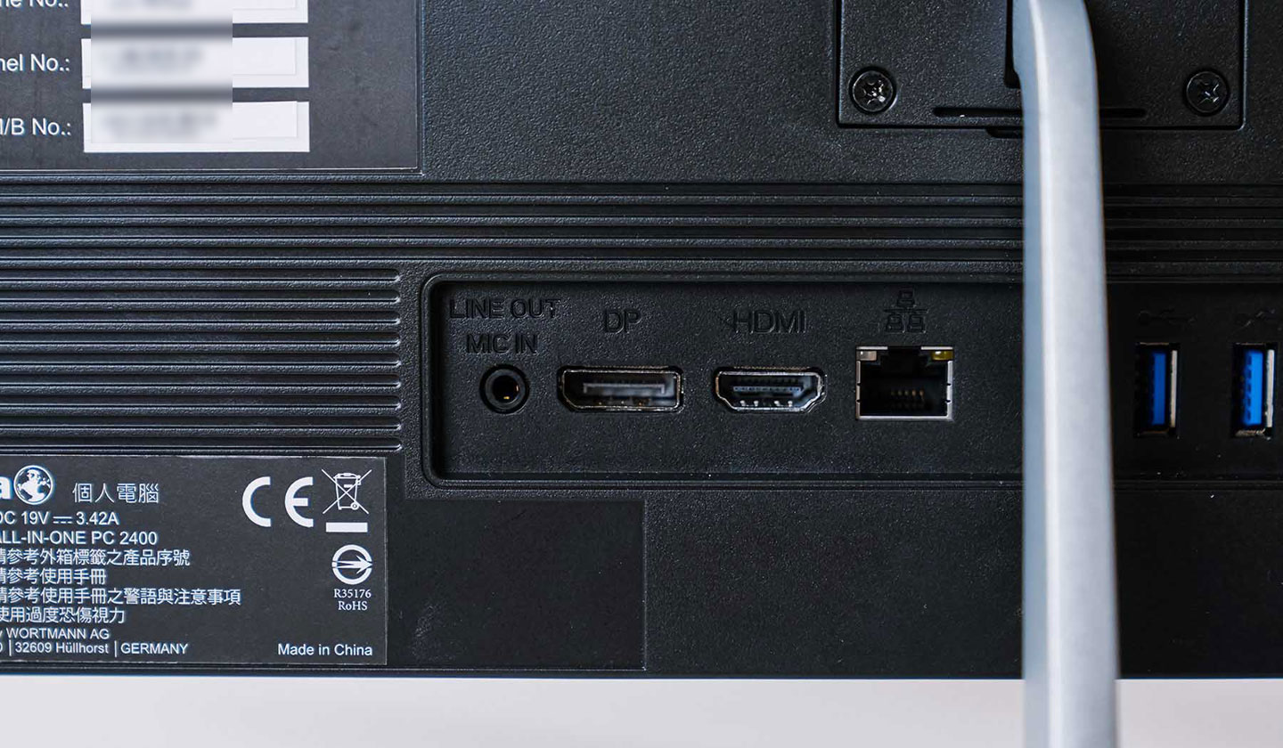 靠近支架左側可看到 3.5 mm 的耳機 / 麥克風二合一接口、DisplayPort 埠、HDMI 埠與 2.5 GbE 規格的 RJ-45 接口。 ▲ 靠近支架右側配置了 4 組 USB 3.2 Gen2 A 埠，相較於一般常見的 Gen1 規格傳輸速度是 2 倍的 10 Gbps，另外也有電源供應器接口。