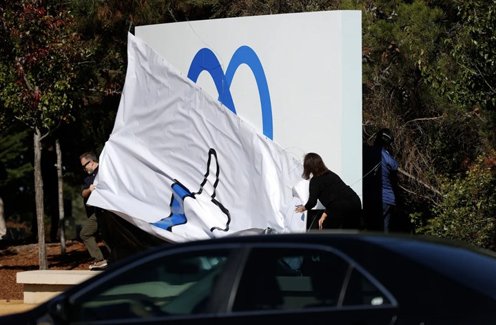 去年 10 月，Facebook 將門洛派克公司園區門前的「點讚」換成了「Meta」。圖片來源：Getty Images