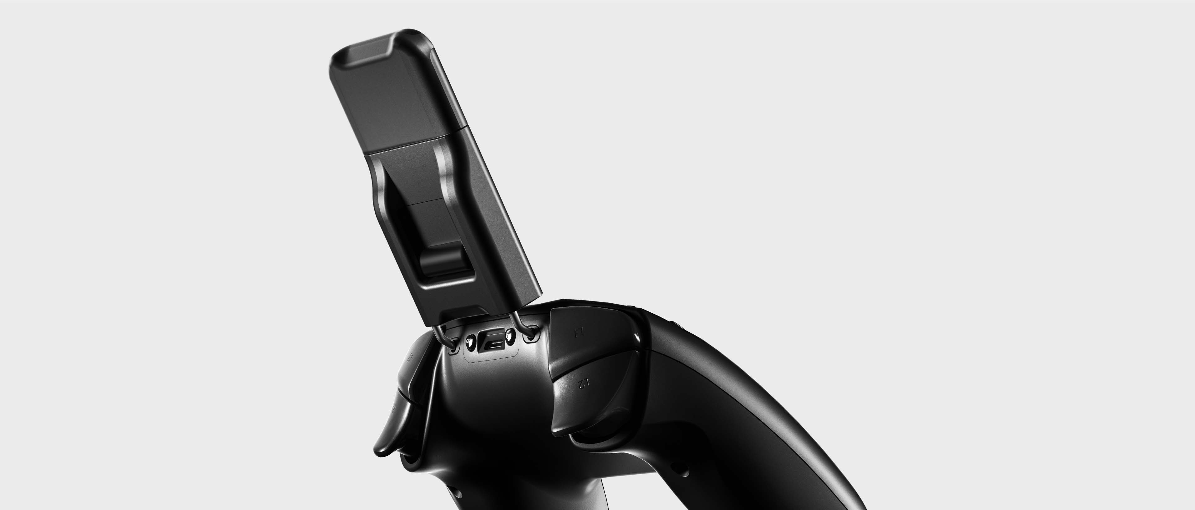 Stratus+ 超薄手機支架支援 360° 的角度調整，官方建售價 2,390 元。