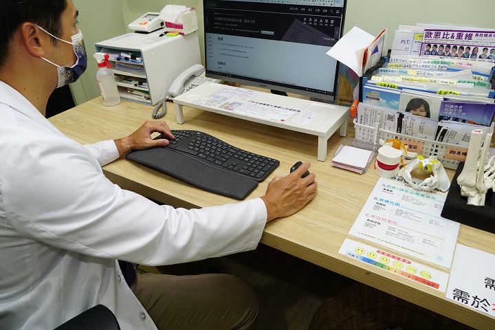 侯鐘堡醫師於診間工作時，也會選用人體工計的相關產品，包含鍵盤、滑鼠以及座椅。