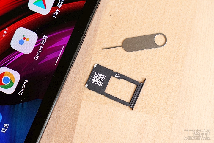 Lenovo Tab P12 Pro 內建 128GB UFS 3.1 儲存空間，也可透過 micro SD 記憶卡擴充更多容量。