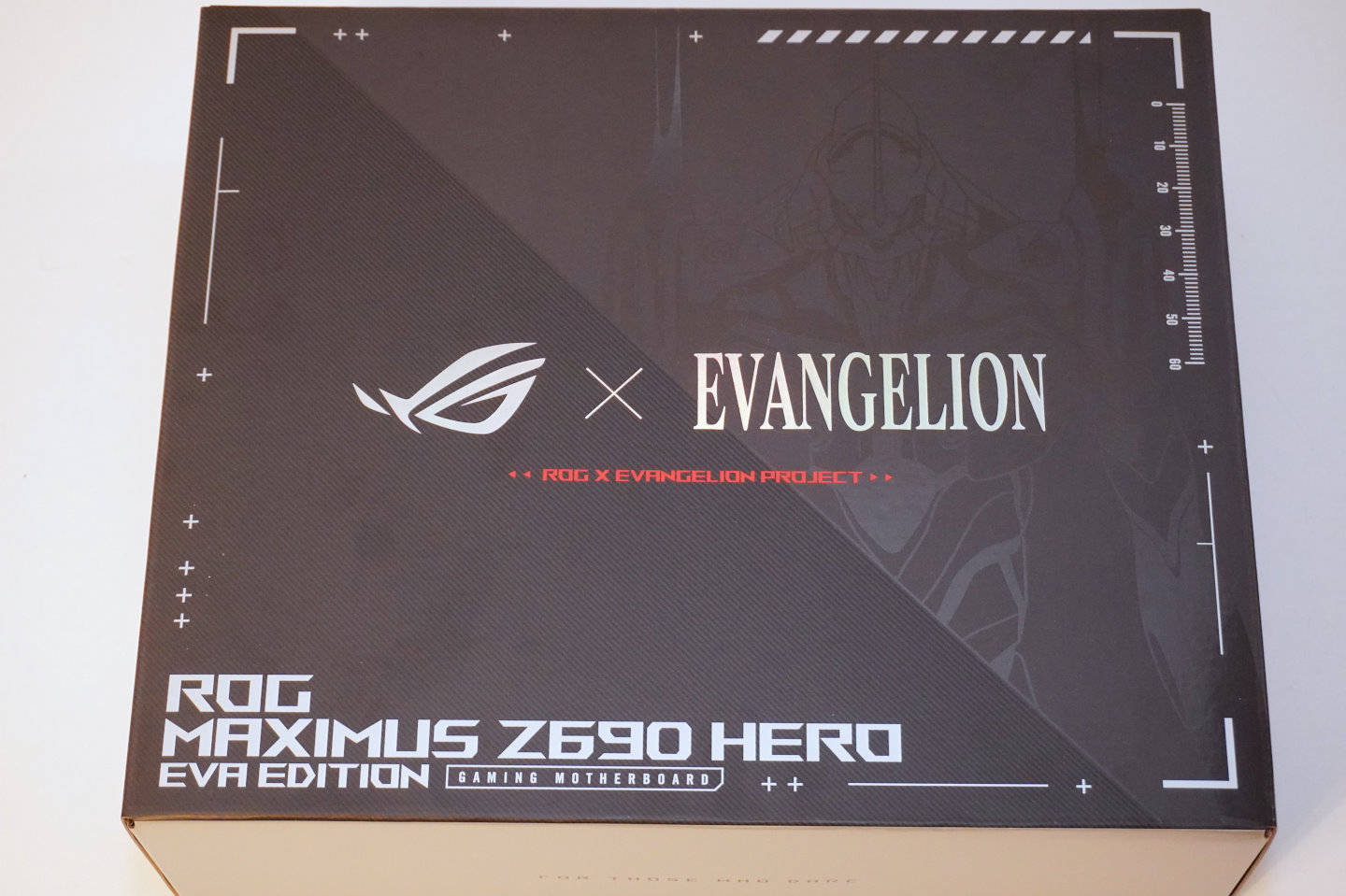 ROG Maximus Z690 Hero EVA Edition包裝盒上可以看到ROG之眼與《新世紀福音戰士》初號機的圖案。