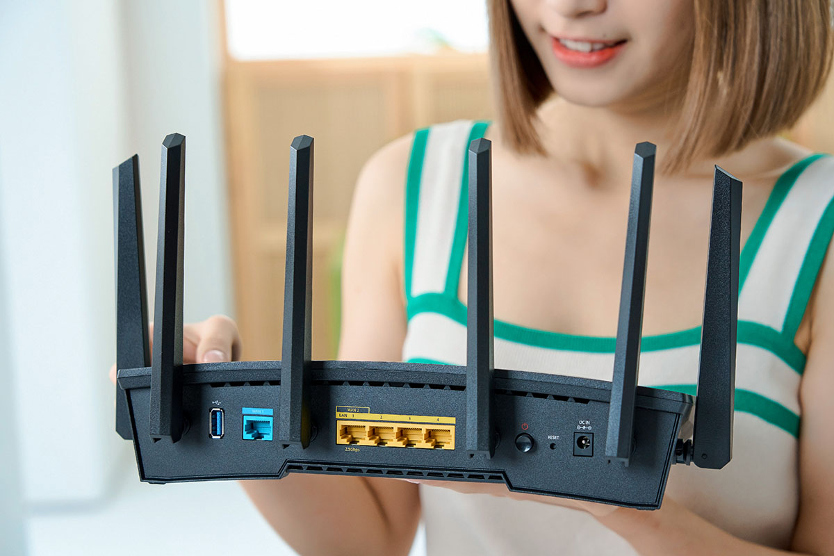 在網路埠方面提供一個獨立的 Gigabit WAN 埠，以及四組 LAN 埠，比較特別的是其的 LAN 1 可支援 2.5Gbps 網路，並可透過系統定將其切換為 WAN 來使用，大幅增加網路配置彈性。